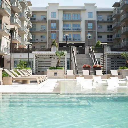 5 Min From Everything! Pool, Gym, Balcony